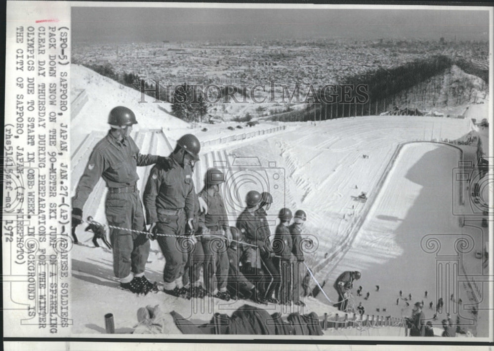 1972 Press Photo Japanese Soldiers Prepare Snow For Winter Olympics In Sapporo - Historic Images