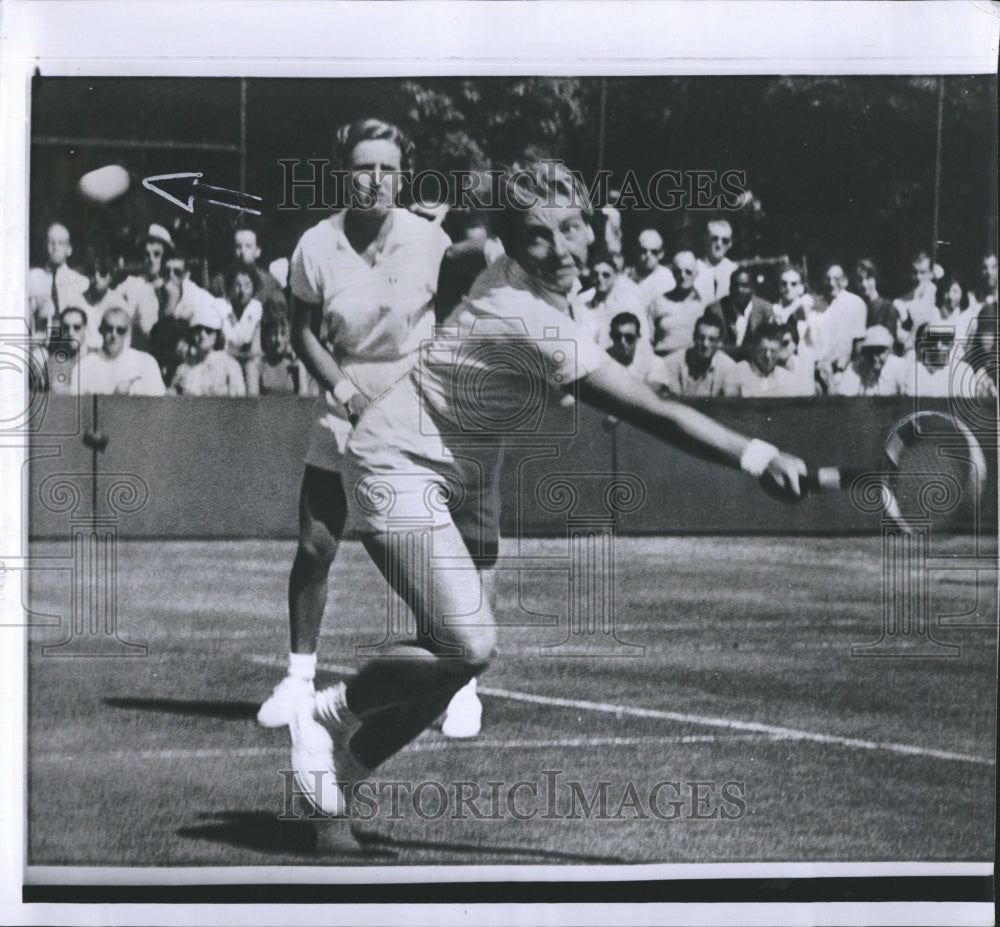 1959 Press Photo Darlene Hard stretched to make a backhand. - RSH30309 - Historic Images