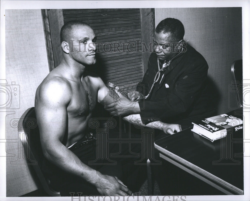 1963 Press Photo A picture of Harold Johnson and Dr. Benneth - Historic Images