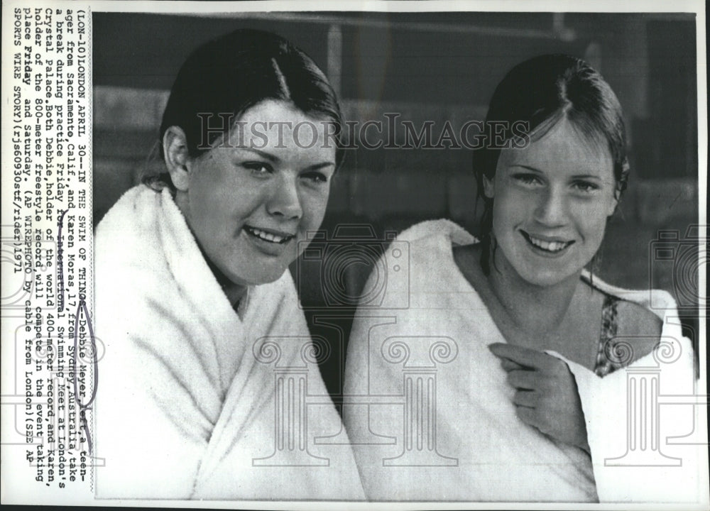 1971 Press Photo Swimmer Debbie Meyer Karen Moras International Meet - Historic Images