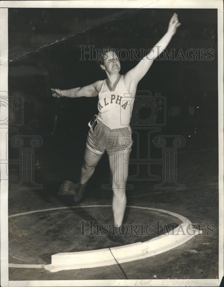 1942 Press Photo Rene Mac Donald shown throwing the 8-pound shot - Historic Images