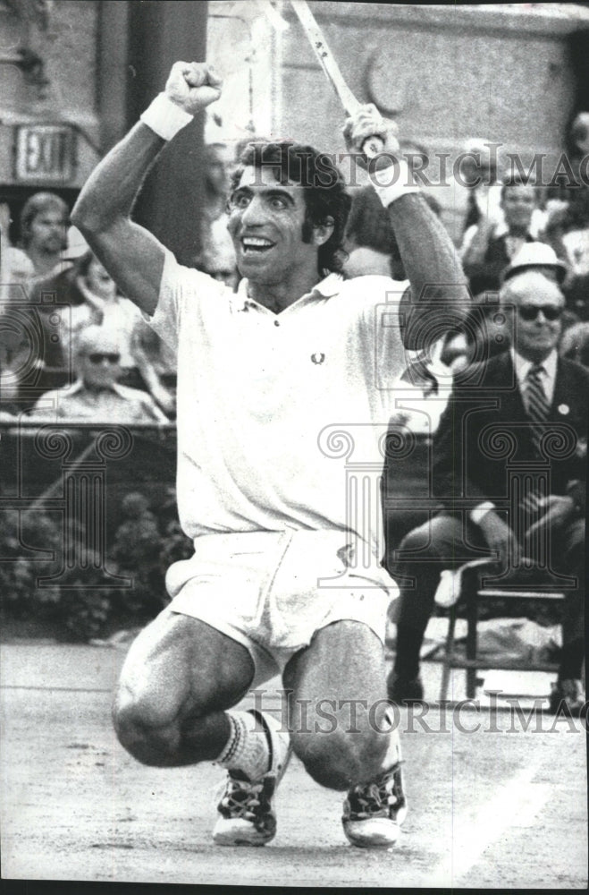 1975 Press Photo Spain&#39;s Manuel Upsets USA&#39;s Jimmy Connors - Historic Images