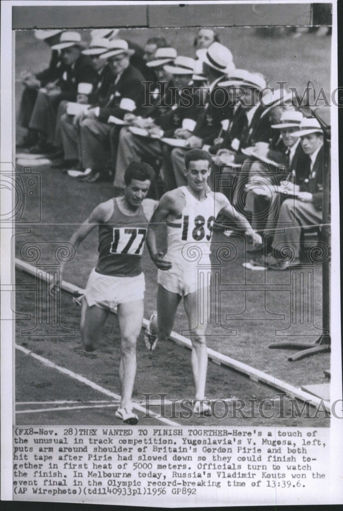 1956 Press Photo V. Mugosa Yugoslavia &amp; Gordon Pirie Great Britain Olympic Track - Historic Images