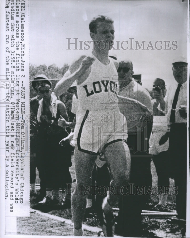 1963 Press Photo Tom O&#39;Hara Loyola University Running - Historic Images