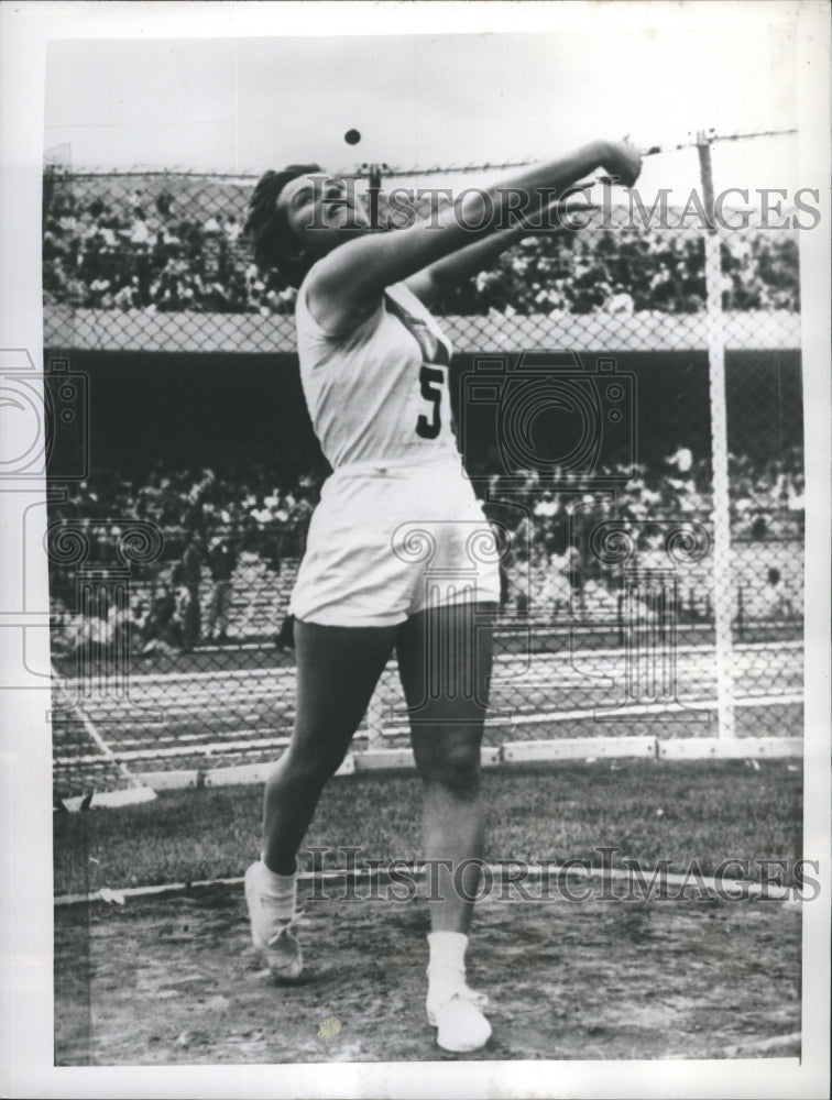 1955 Press Photo Argentina&#39;s Ingeborg Pfuller throws Discus at Pan America Games - Historic Images