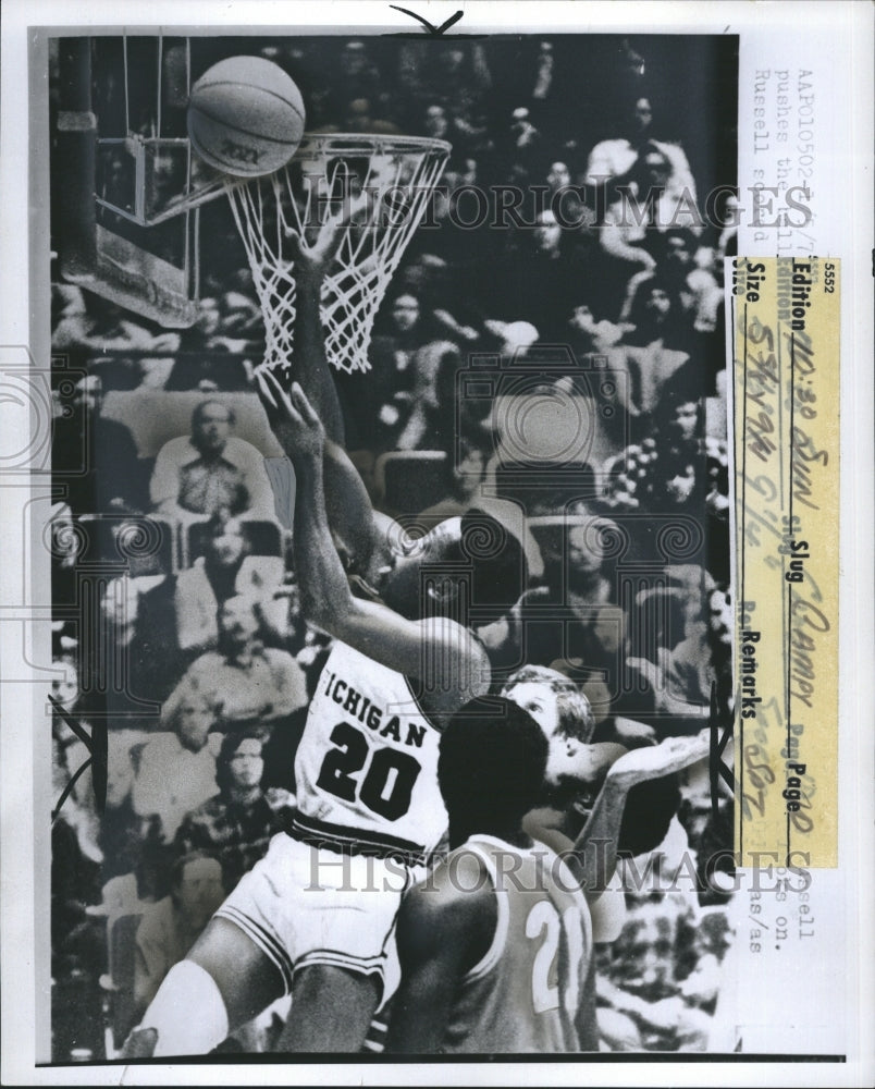 1974 Press Photo Campy Russell, Michigan University, has a layup. - Historic Images