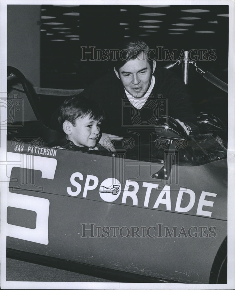 1971 Press Photo Jas Patterson in race car with 6-year old Kevin Watson - Historic Images