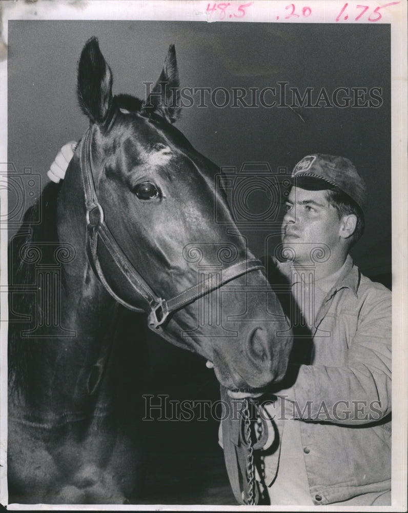 1969 Press Photo Trainer Loring Norton with race horse Steady Brave - Historic Images