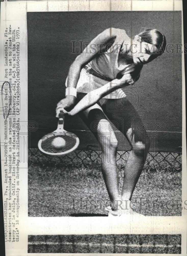 1971 Press Photo Chris Evert demonstrates her two-hand backhand. - Historic Images