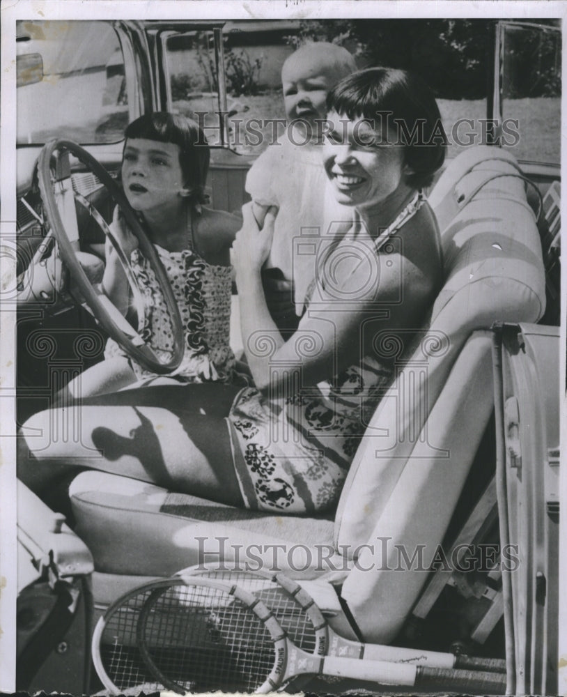 1958 Press Photo Tennis Star Beverly Fleitz Prefers Family To Trophy - Historic Images