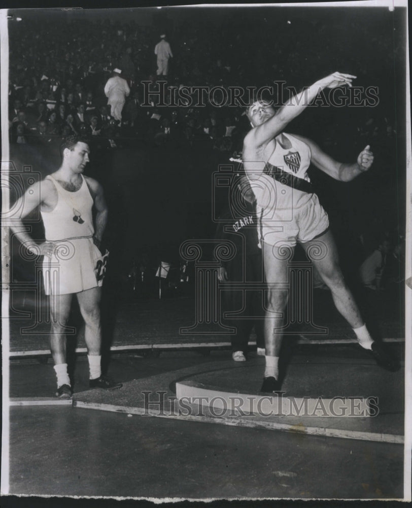 1952 Press Photo Jim Fuchs, left, watches Bill Bangert, former champ put shot. - Historic Images