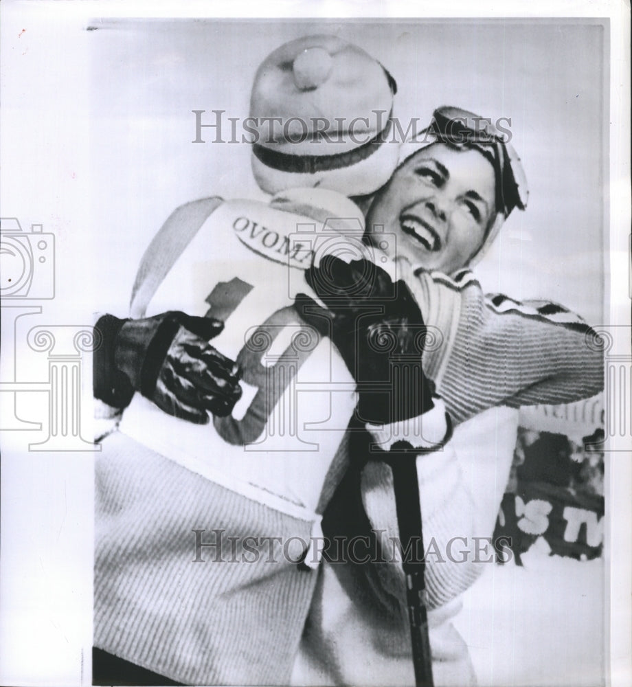 1960 Press Photo Skiers Penny Pitou And Linda Meyers Hus After They Tied In Game - Historic Images