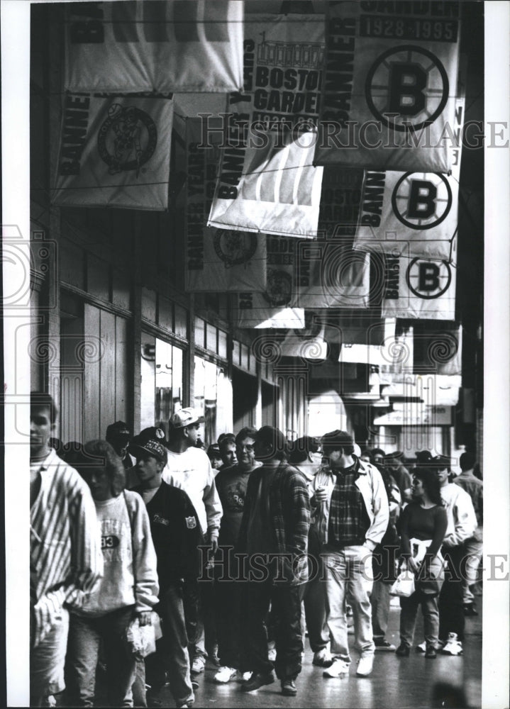 1995 Press Photo Bruins fans waiting for tickets to go on sale - Historic Images