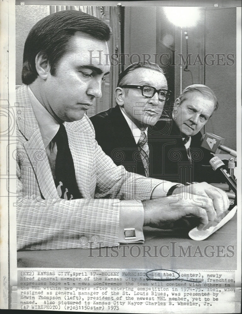 1973 Press Photo Sid Abel, center,Edwin Thompson, left, &amp; Mayor Chester Wheeler, - Historic Images