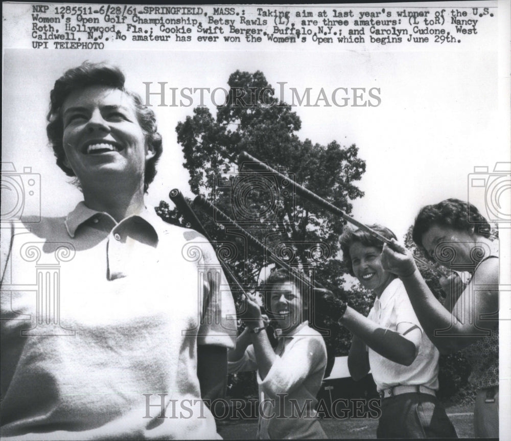 1961 Press Photo Winner of Open Golf Championship Betsy Rawls with Nancy Roth - Historic Images