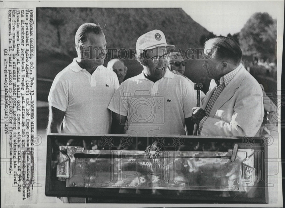 1972 Press Photo Spiro Agnew And Bob Hope Present Golfer Bob Rosburg With Trophy - Historic Images