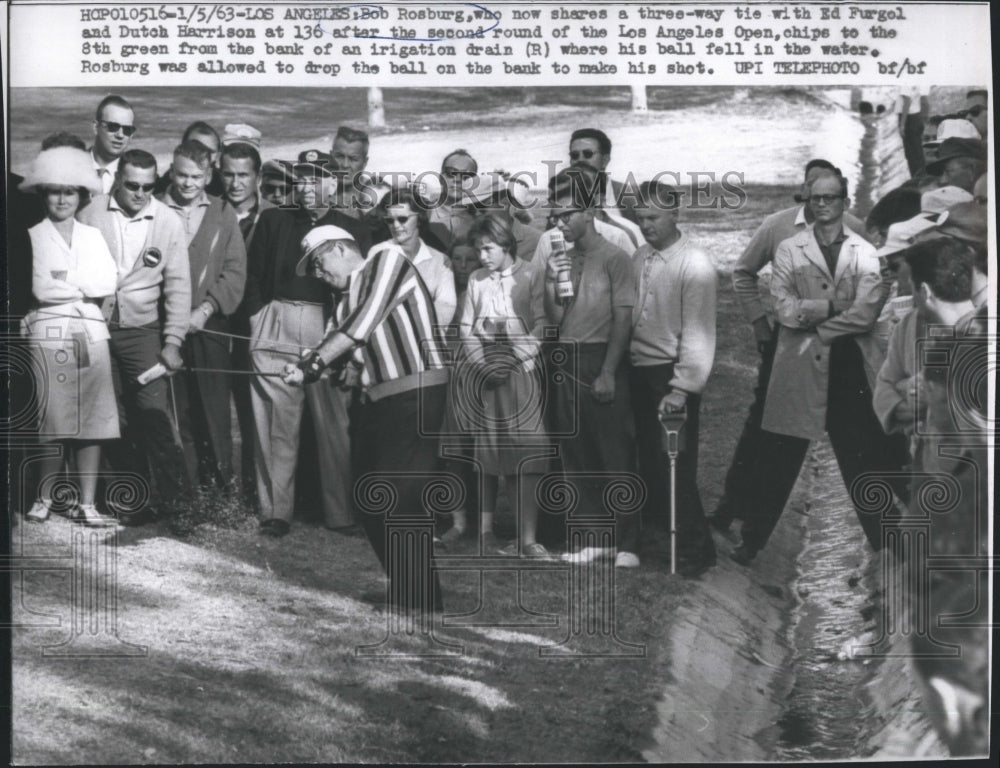 1963 Press Photo Golfer Bob Rosburg Chips Ball From Bank At Los Angeles Open - Historic Images