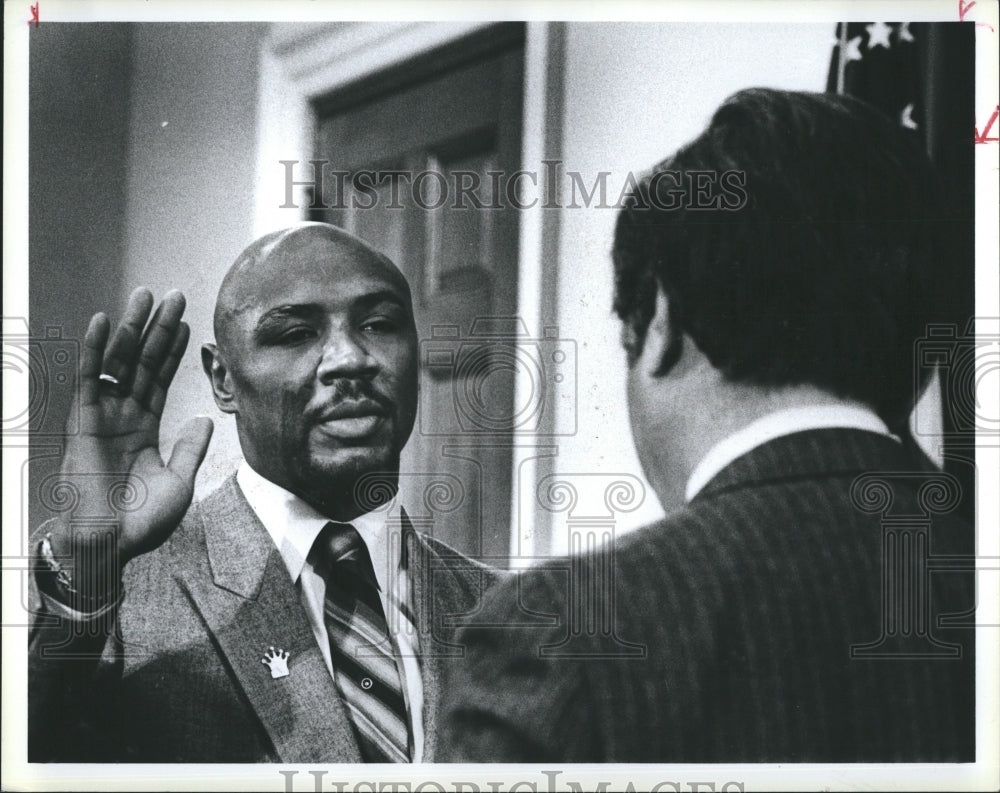 1986 Press Photo Marvin Hagler Massasiot Community College Gov Dukakis - Historic Images