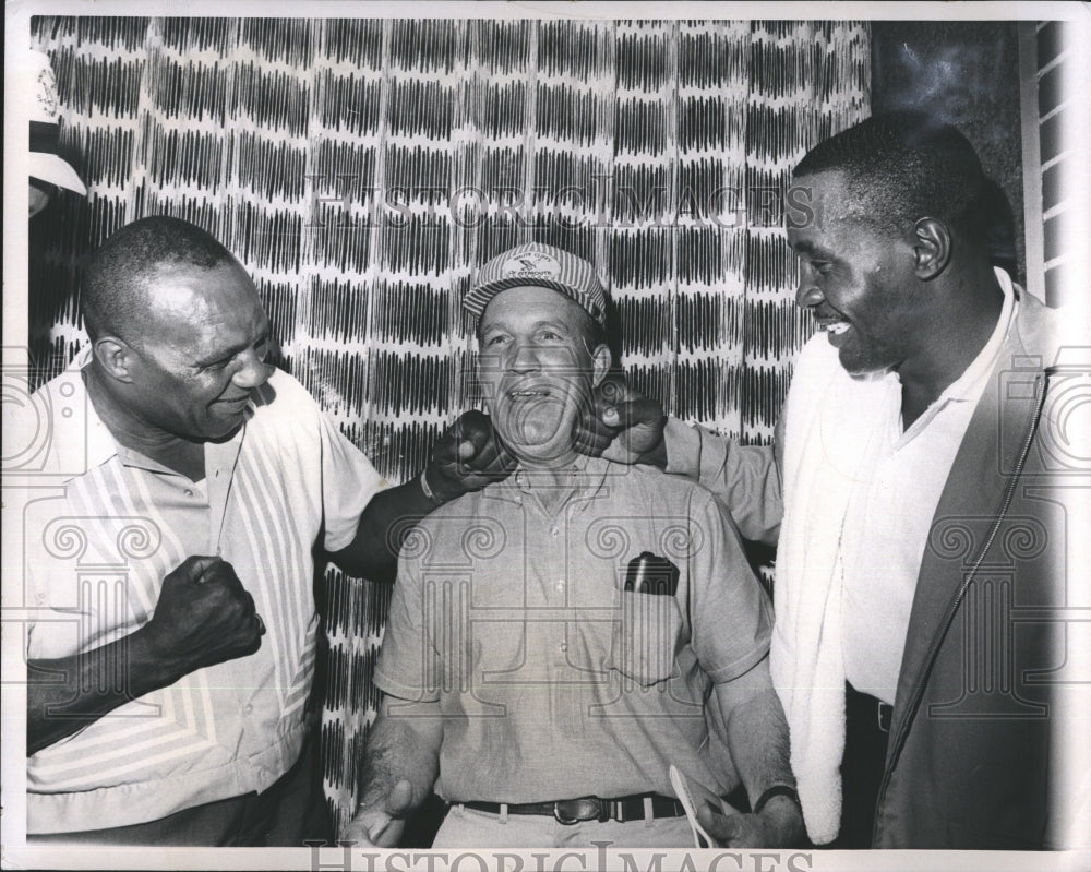 1965 Press Photo Boxer Joe Walcott Jokes Around With A Fake Punch - Historic Images