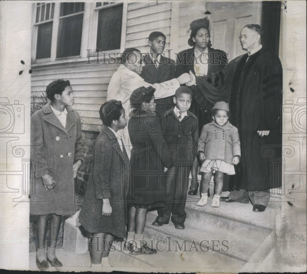 1947 Press Photo Jersey Joe Walcott with Family Dr John Walker Calvary Church - Historic Images