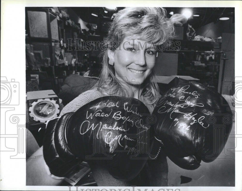 Press Photo Pro Boxer Marvelous Marvin Hagler&#39;s Championship Gloves Middleweight - Historic Images