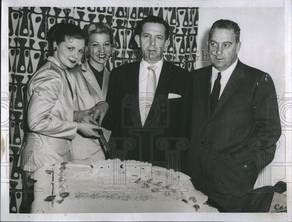 1956 Press Photo South Station Restaurant and Bar opens - Historic Images