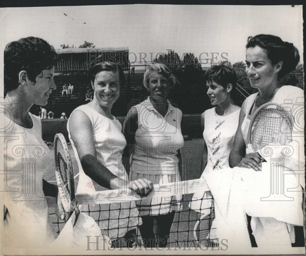 1971 Press Photo British and U.S. tennis team discuss matches - Historic Images