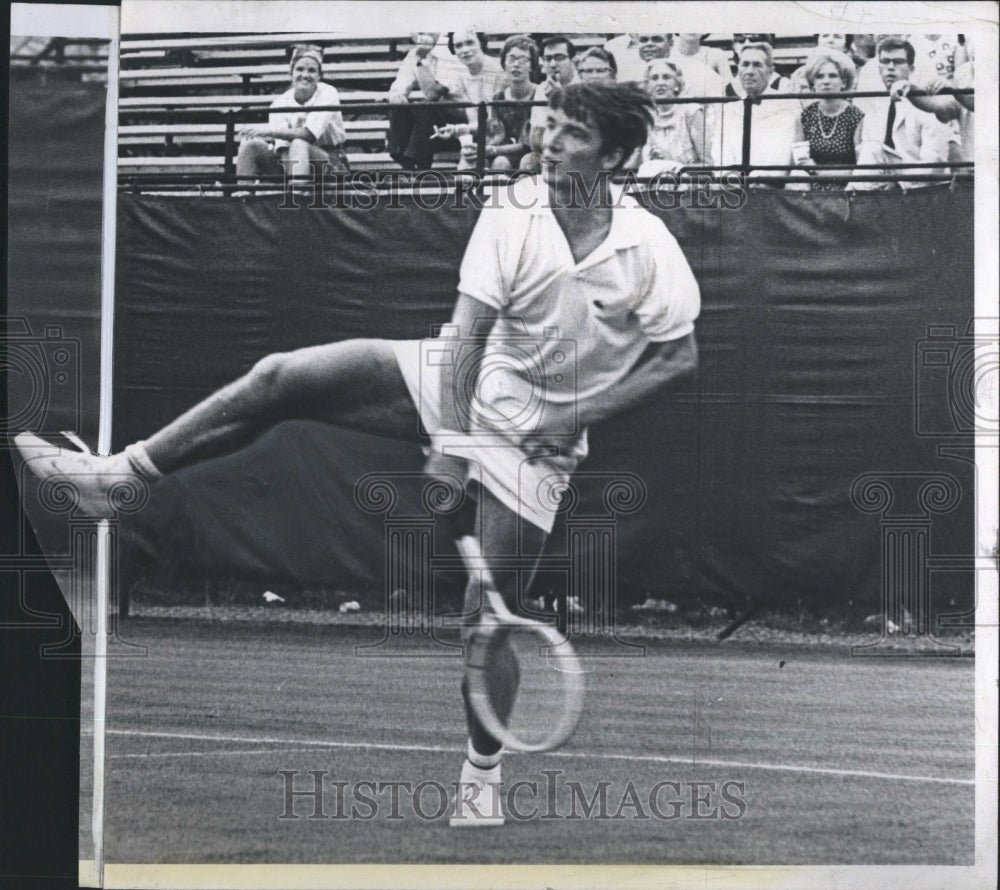 1966 Press Photo Pierre Barthers of france Shakes A Leg In Tennis - Historic Images