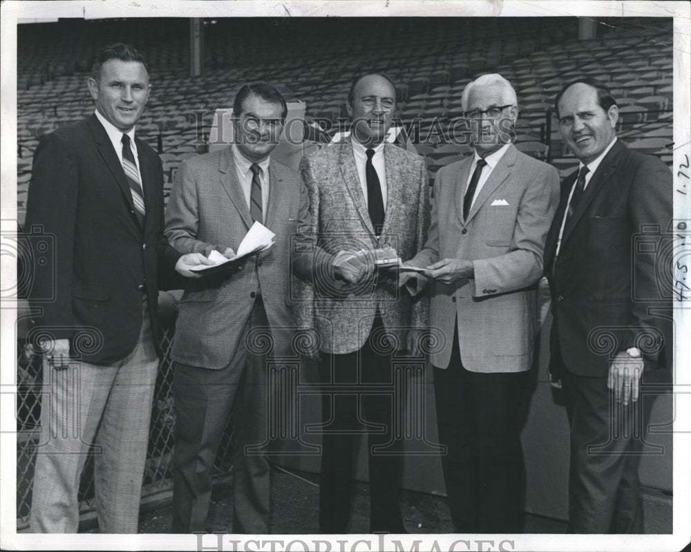 1969 Press Photo Coleman Lamb Kosta Rheault Charity Presentation - Historic Images