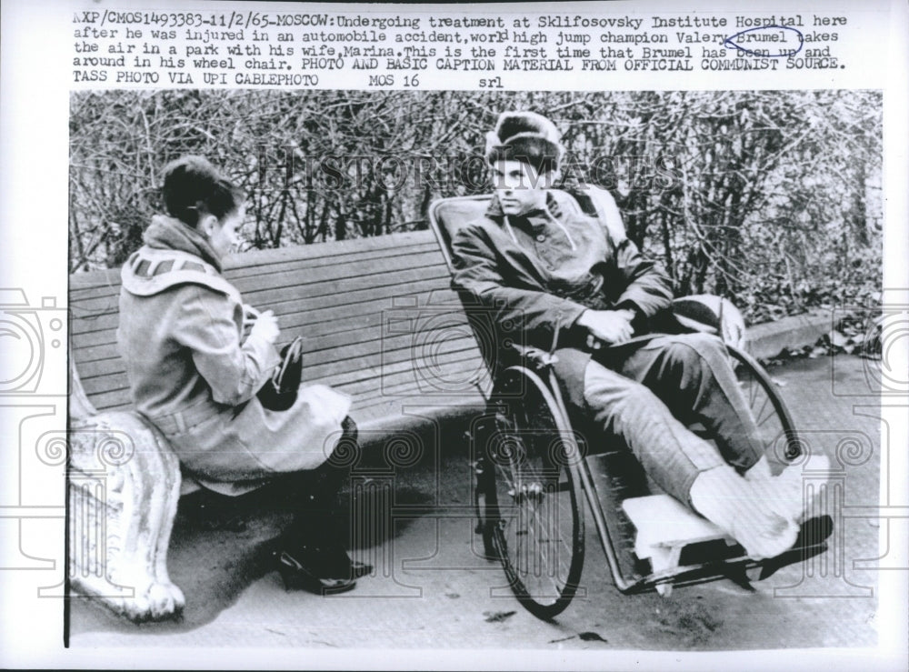 1965 Press Photo Valery Brumel and Wife at Park After Brumel Breaks Leg - Historic Images