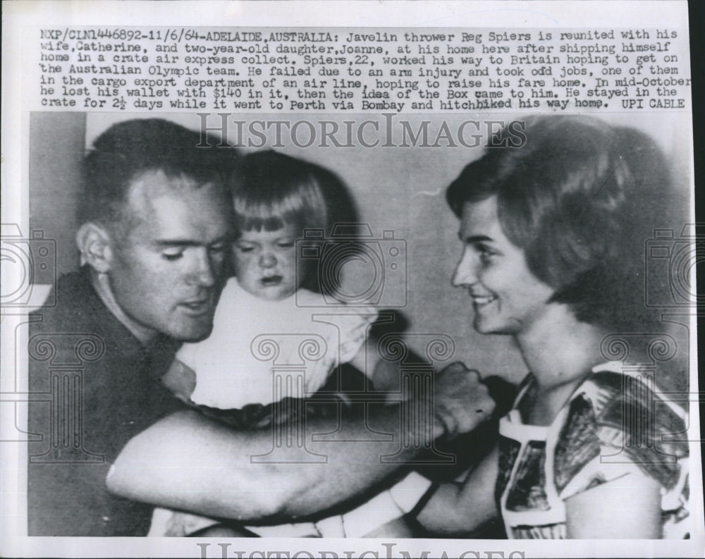 1964 Press Photo Javelin Thrower Reg Spiers Wife Catherine Daughter Joanne - Historic Images