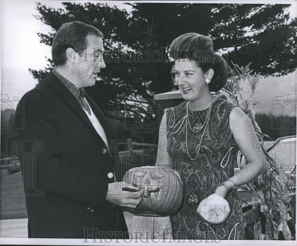 1965 Olympic Medalist Skier Betsy Snite Jean Vuarnet Jack-o-Lantern - Historic Images