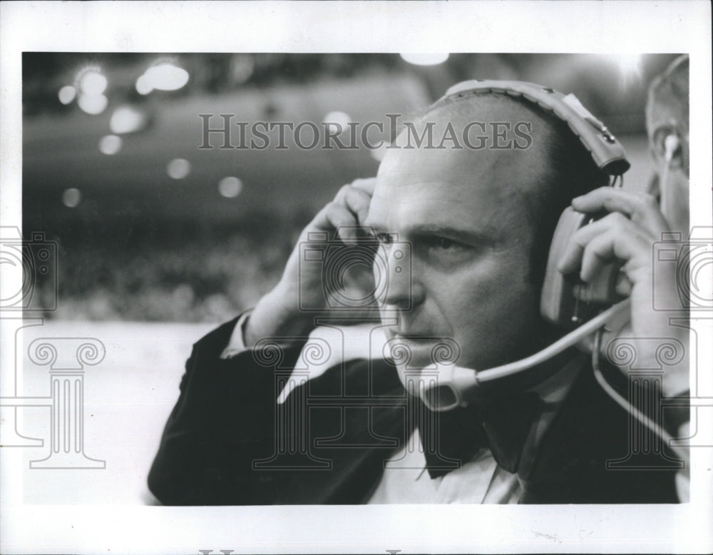1980 Press Photo Olympic Ice Skater Dick Button ABC Sports' Commentator - Historic Images