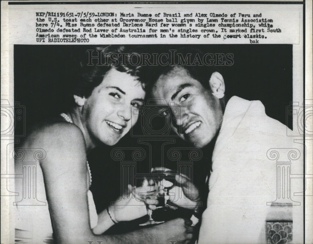 1959 Press Photo Tennis players Maria Buene and Alex Olmedo toasting eachother - Historic Images