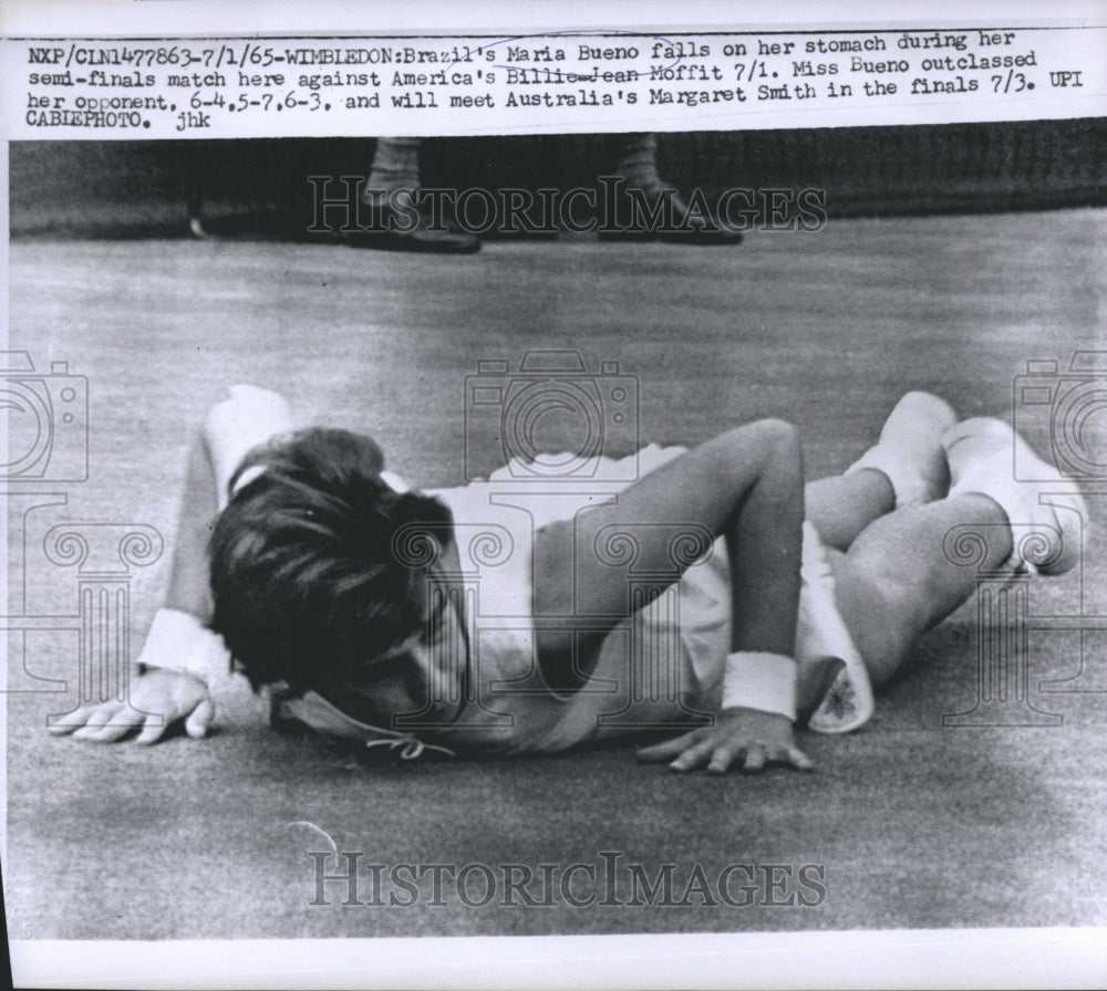 1965 Press Photo Tennis Player  Maria Bueno Falls to ground during match - Historic Images
