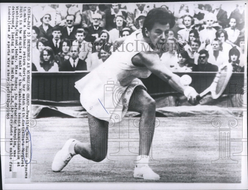 1965 Press Photo Tennis player Maria Bueno during match with Margaret Smith - Historic Images