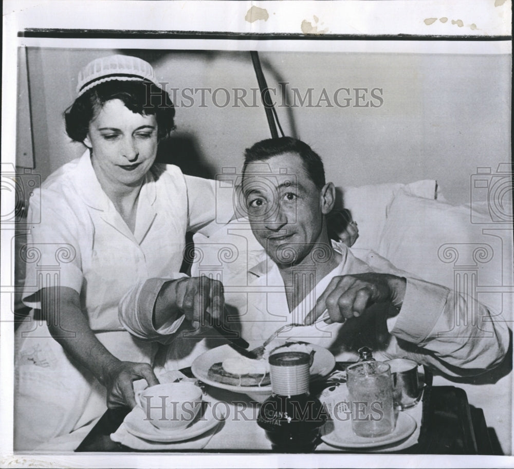 1959 Press Photo Jockey Eddie Arcaro at hospital after racing accident - Historic Images