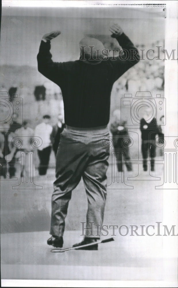 1966 Press Photo Phil Rodgers celebrates after sinking a putt that gave him a 66 - Historic Images