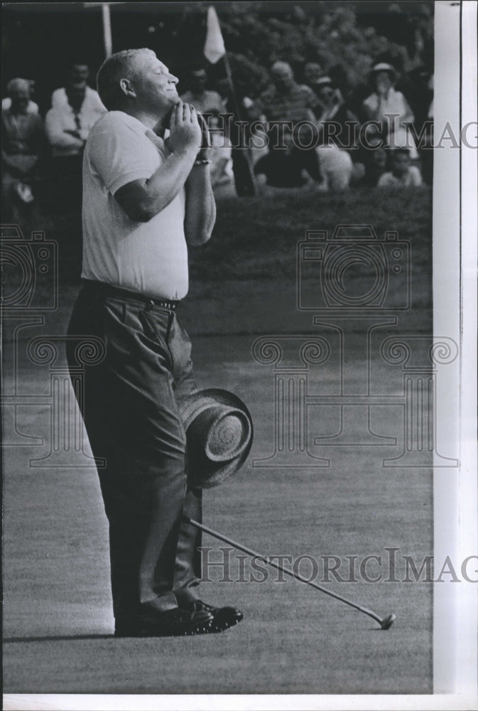 1959 Press Photo Phil Rodgers roots for his partner&#39;s (Don Cherry&#39;s) putt. - Historic Images