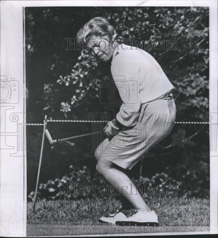 1962 Press Photo Barbara Romack concentrates on a putt at Women&#39;s Titleholders - Historic Images