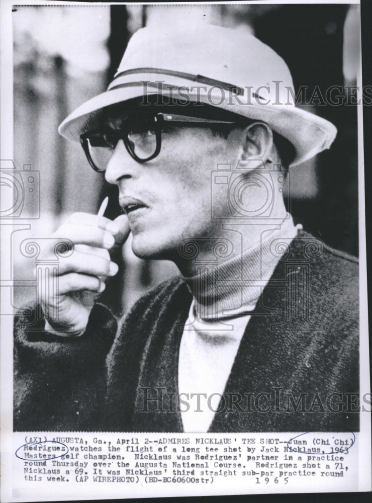 1965 Press Photo Juan Rodriguez admiring Nicklaus&#39; tee shot in a practice round - Historic Images