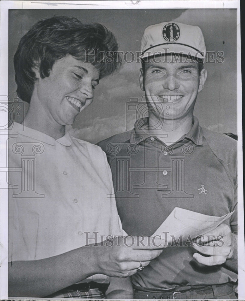 1963 Press Photo Jack Rule shows his winnings from the St. Paul Open - Historic Images