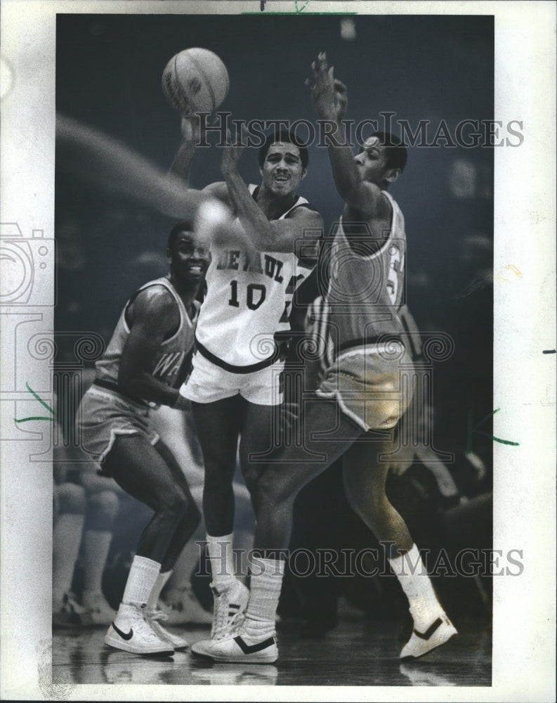 1983 Press Photo Pepperdine&#39;s Kenny Patterson breaks through DePaul&#39;s players - Historic Images