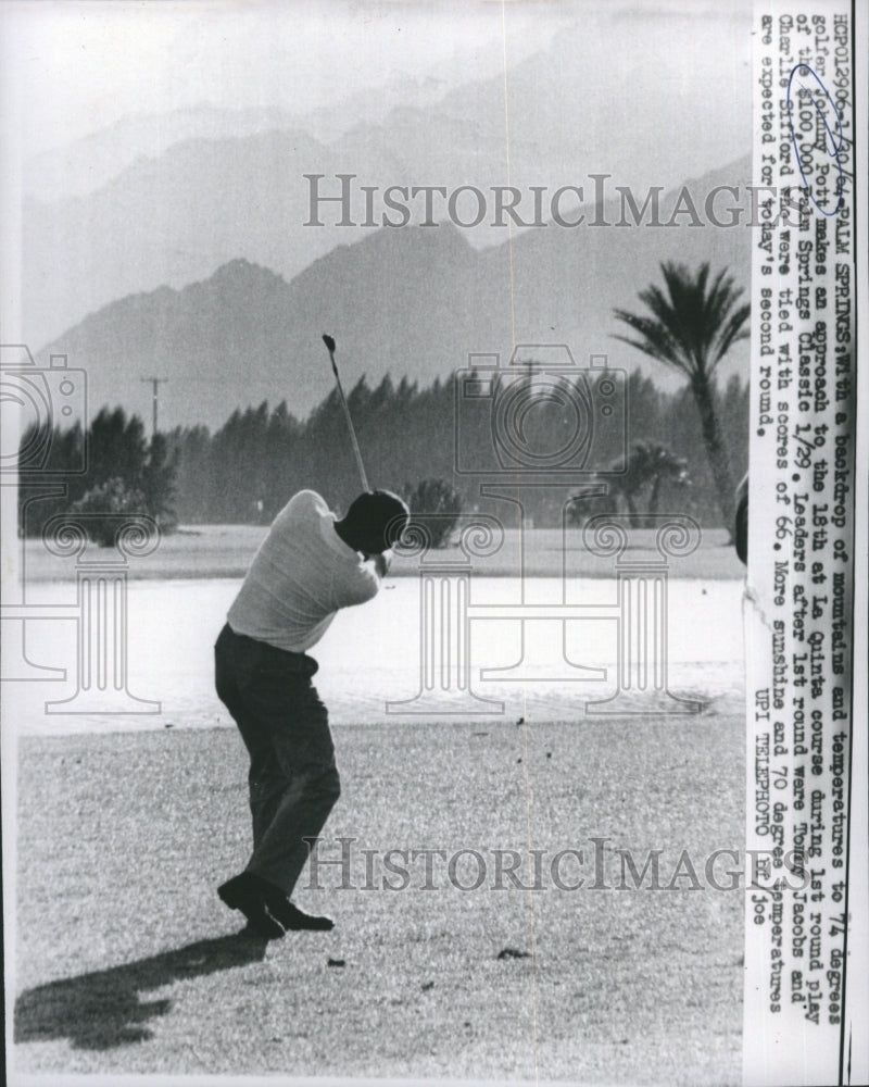 1964 Press Photo Golfer Johnny Potts on approach to the 18th hole. - Historic Images