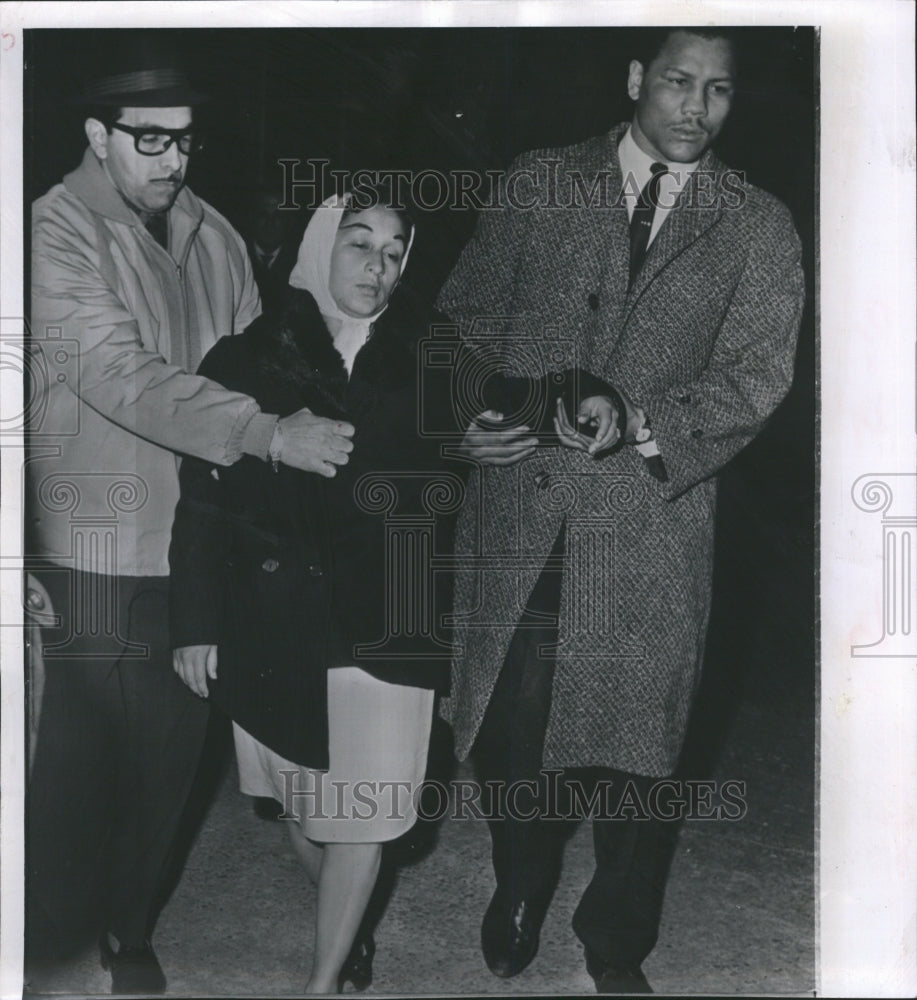 1952 Press Photo Mrs. Lucy Paret helped from the hospital by Jose Torres, boxer. - Historic Images