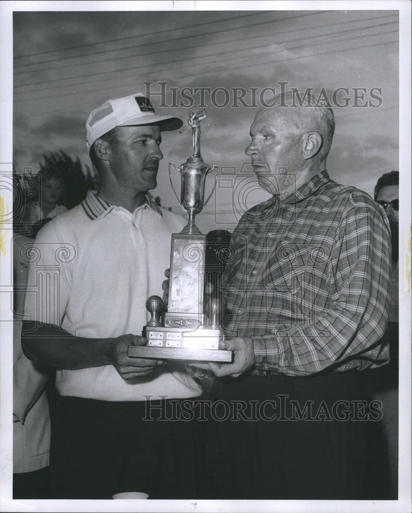1959 Press Photo Eddie Kasko Reds Jimmy Burns JG Taylor Spink Trophy - Historic Images