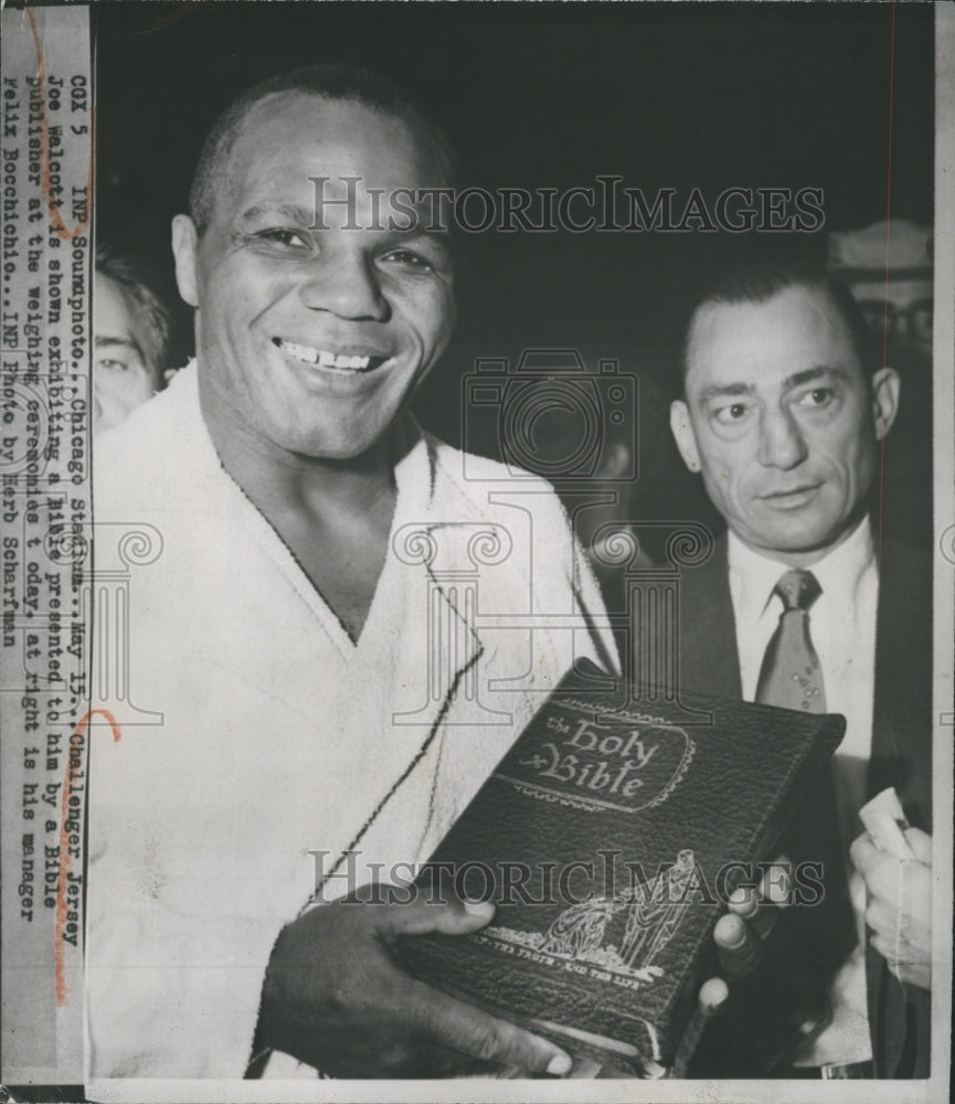 1953 Press Photo Jersey Joe Walcott with Bible Felix Bocchichio - Historic Images