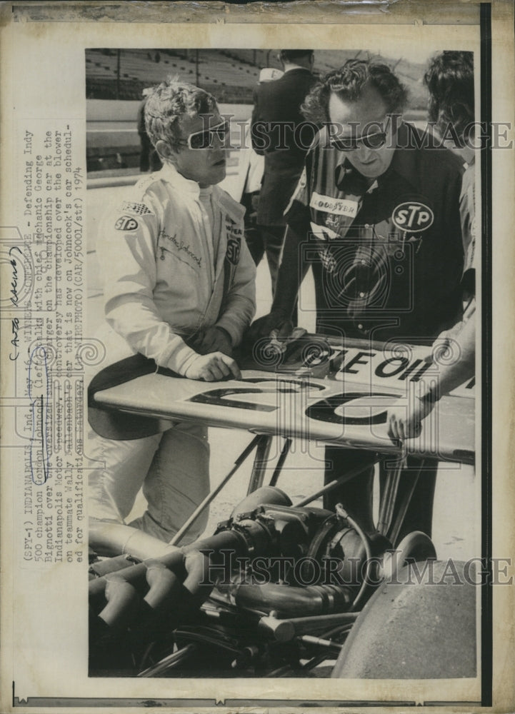 1974 Press Photo Gordon Johncock(L) talks with chief mechanic - Historic Images