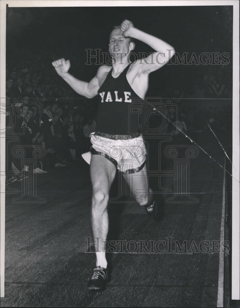 1960 Press Photo Edward Slowik Yale William J. Bingham 880 Yards - Historic Images