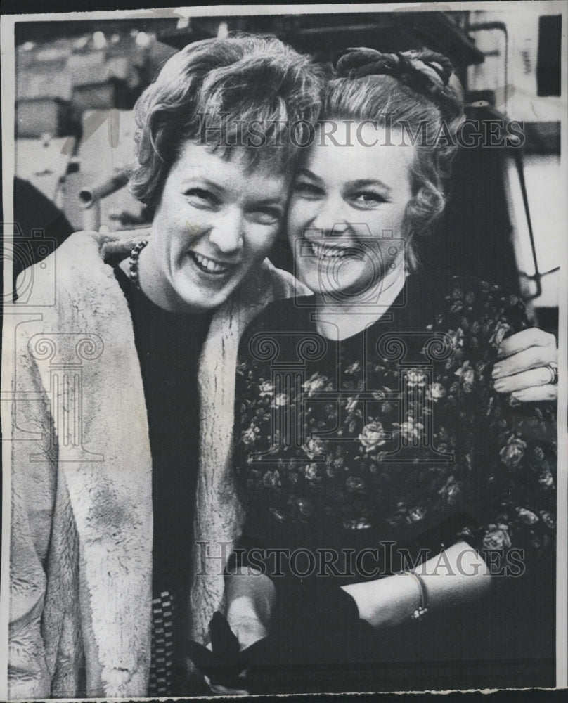 1969 Press Photo Figure Skating Champ Gabriele Seyfert with a friend. - Historic Images